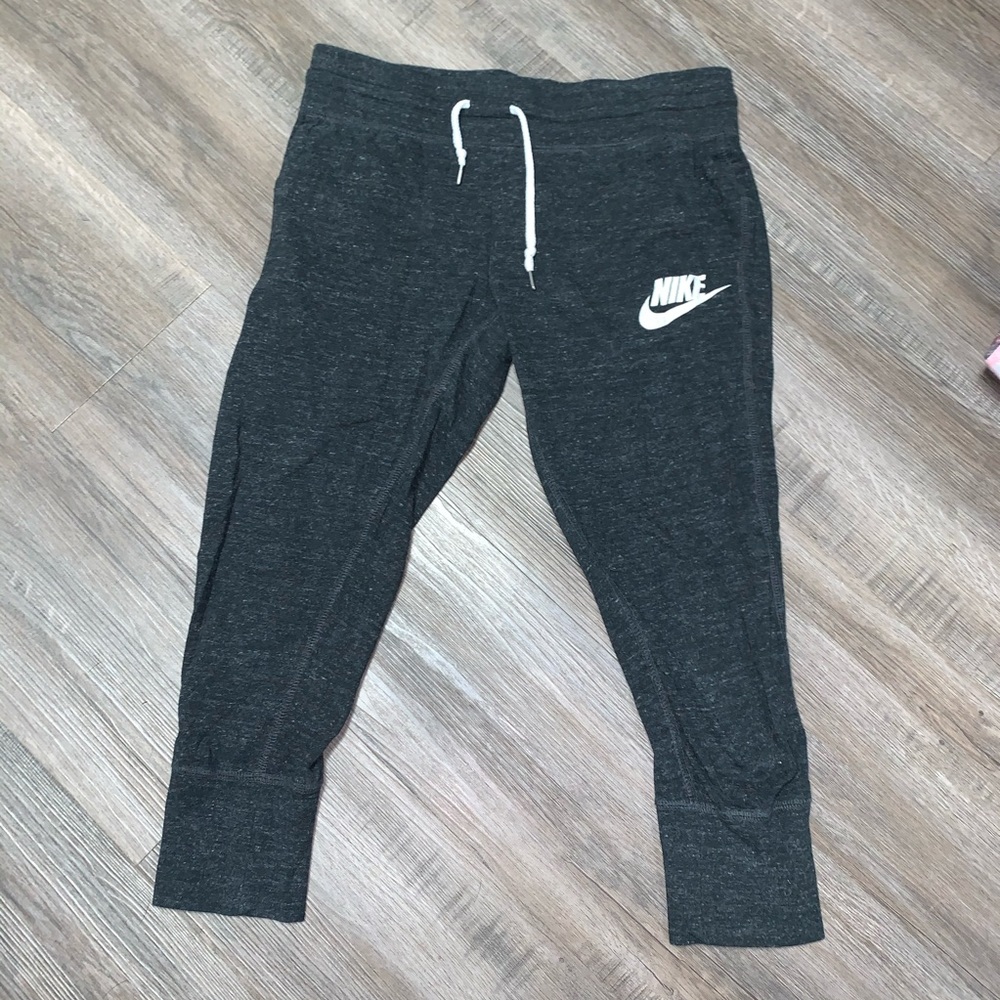 Women’s Cropped Nike Sweatpnts